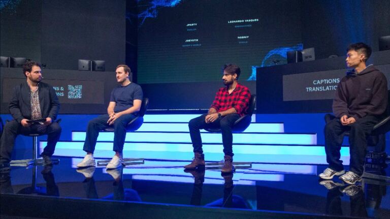 Painel com criadores no palco do Roblox Creator Series LATAM em São Paulo